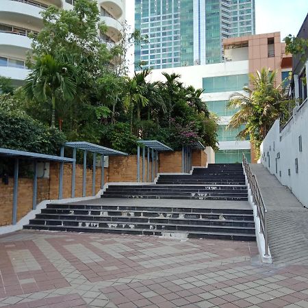 Baan Sathorn Riverfront Bangkok Buitenkant foto