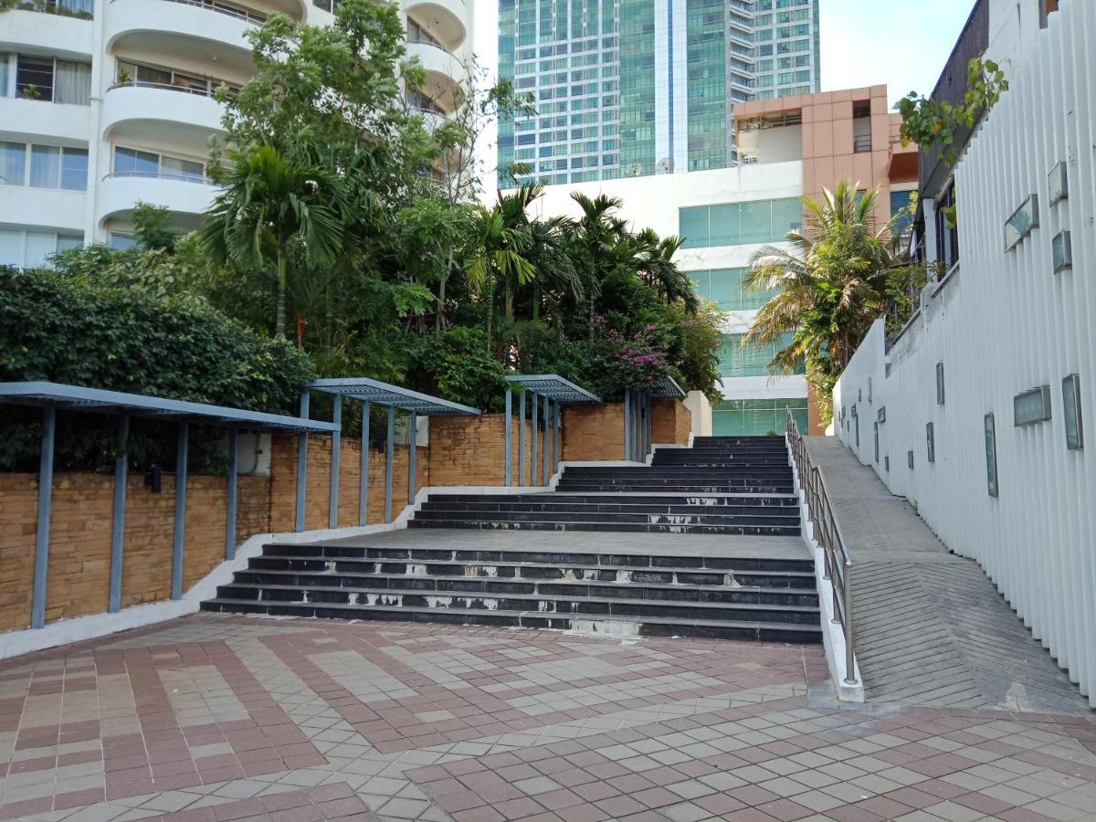 Baan Sathorn Riverfront Bangkok Buitenkant foto
